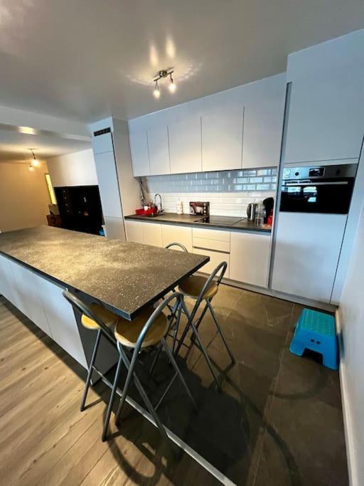 Big Apartment With Parking In アントウェルペン エクステリア 写真