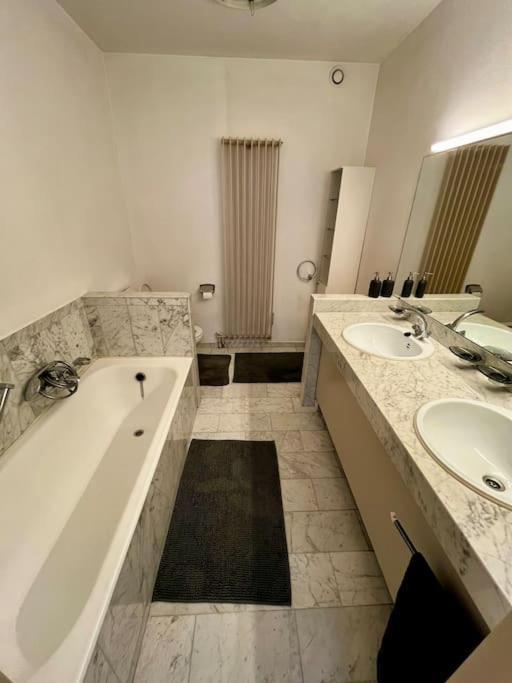 Big Apartment With Parking In アントウェルペン エクステリア 写真
